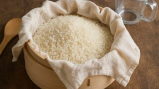 せいろに敷かれた蒸し布と餅米