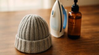 テーブルの上に置かれたニット帽とサイズ調整用の道具