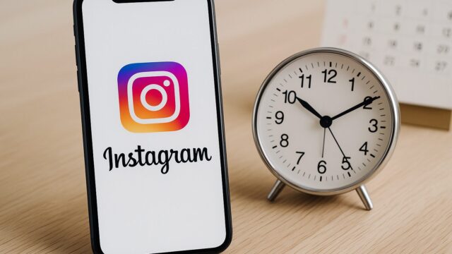 インスタグラムの利用時間に異常があるスマホ画面と時計のイメージ写真