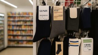 コンビニ店内に並ぶビジネスソックスやカジュアルソックスの棚